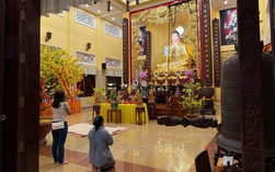 Cuối năm, nhiều người dân TPHCM chọn đi chùa