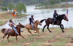Những cuộc đua ngựa độc đáo dưới chân núi Lang Biang