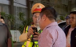 Vi phạm nồng độ cồn, tài xế ngồi trong xe hút thuốc, thách thức CSGT