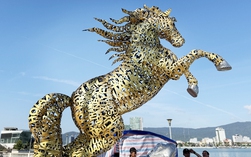 Độc đáo linh vật ngựa ghép tên 94 xã, phường, đặc khu ở Đà Nẵng