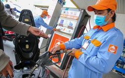 Giá dầu thế giới giảm, vì sao xăng dầu trong nước chưa thể "hạ nhiệt"?