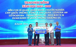 Trao 145 suất học bổng Vừ A Dính và 2.000 lá cờ Tổ quốc đến Vùng 4 Hải quân