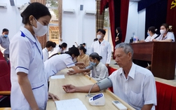 Gần 4.000 người dân ở miền Tây được khám bệnh và cấp thuốc miễn phí trong ngày 8-3 