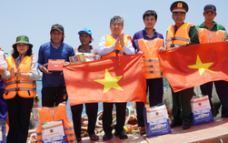 Trao cờ Tổ quốc, tặng quà cho quân, dân đặc khu Côn Đảo