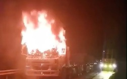 VIDEO: Xe đầu kéo biển số nước ngoài cháy ngùn ngụt trong đêm