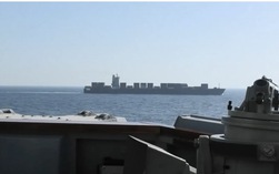 Tàu Mỹ bắn thủng phòng máy, bắt tàu Iran, Tehran cảnh báo "rắn"