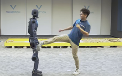 Robot hình người do công ty thuộc Vingroup phát triển gây bất ngờ khi tự đứng dậy, leo dốc