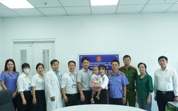 Bé trai 2 tuổi bị bạo hành được cấp giấy khai sinh