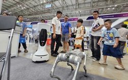 Robot, đồ công nghệ Trung Quốc giá rẻ đổ bộ TPHCM, khách tham quan ùn ùn trải nghiệm