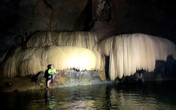 Hang động có khối thạch nhũ đẹp như "rèm lụa" mới phát hiện ở Quảng Bình