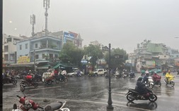 TP HCM mưa trắng trời, gió mạnh khiến nhiều người té ngã
