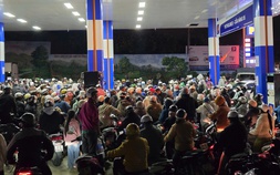 Người dân Đà Lạt ùn ùn đi đổ xăng trong đêm