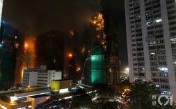Cháy chung cư Hồng Kông: Số người chết tiếp tục tăng, 800 lính cứu hỏa dập từng tầng
