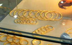 Giá vàng hôm nay 29-11: Tăng lên mức kỷ lục mới