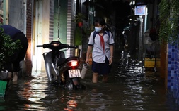 Triều cường dâng cao, nhiều tuyến đường TP HCM ngập sâu