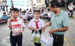 Những cuốn tập trắng yêu thương gửi đến Chương trình "Triệu tập vở cho học sinh vùng bị thiên tai"