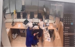 VIDEO: Người đàn ông bịt mặt xông vào ngân hàng cướp 400 triệu đồng
