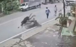VIDEO: Xe máy tông 3 người đi bộ dưới lòng đường