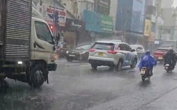 Giữa trưa, nhiều nơi ở TP HCM mưa trắng trời