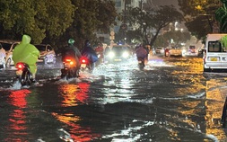 Đà Nẵng: Mưa xối xả giữa mùa hè, nhiều tuyến phố ngập cục bộ