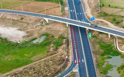 Tài xế kêu trời vì vạch kẻ “thách đố” trên tuyến cao tốc Vĩnh Hảo - Phan Thiết