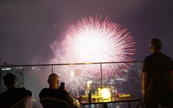 Đội Việt Nam và Ba Lan cùng vẽ nên "bản giao hưởng" pháo hoa trên bầu trời Đà Nẵng