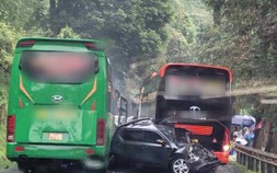 VIDEO: Tai nạn liên hoàn khiến xe ô tô bị "vò nát" giữa 2 xe khách, nhiều người bị thương 