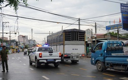 Hướng Đồng Nai đi TP HCM tắc từ sáng tới chiều, nhân viên phà Cát Lái đi xa vài trăm mét để bán vé