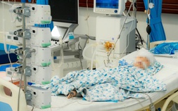 Hai anh em 3 và 5 tuổi nguy kịch sau tai nạn do giảng viên uống rượu lái xe gây ra