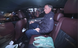 Cảnh sát đột kích nhà cựu Tổng thống Brazil Bolsonaro, bắt đeo thiết bị giám sát