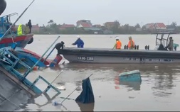 VIDEO: Gió lốc xô tàu chở 9 người lật chìm ở Quảng Ninh