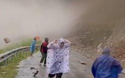 VIDEO: Đất đá từ trên núi rơi xuống khi đoàn cán bộ đi kiểm tra sạt lở