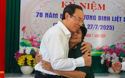 Clip: Xúc động khoảnh khắc Bí thư Thành ủy TP HCM hát cùng thương binh tại xã Long Hải