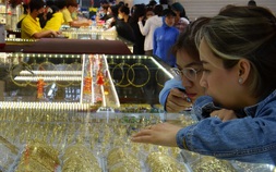Giá vàng hôm nay, 25-7: Tiếp tục lao dốc