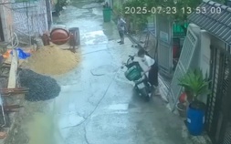 Nữ cán bộ phường ở TP HCM bị kiểm điểm vì xô ngã xe của nam shipper