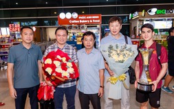 VIDEO: U23 Việt Nam tự hào trở về trong vòng tay người hâm mộ tại TP HCM
