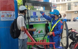 Xăng E10 xuất hiện, nhiều người mua ngay trong giờ đầu mở bán