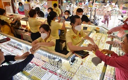 Giá vàng hôm nay, 6-8: Tăng mạnh khi cổ phiếu quốc tế bị bán tháo