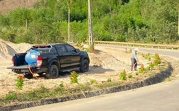 Xúc động chuyện chồng trồng 1 km phượng vĩ, 1.000 cây hoa hồng để tưởng nhớ vợ