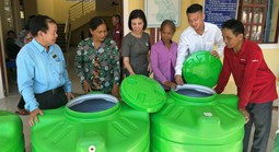 Tân Á Đại Thành tặng hàng trăm bồn nước cho bà con miền Tây