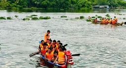 Người dân đội nắng xem màn tranh tài trên sông Sài Gòn