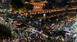 TP HCM: Kẹt xe nghiêm trọng trong đêm thả hoa đăng mừng Đại lễ Phật đản