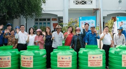 Saigon Co.op trao tặng nước và bồn nước cho bà con vùng hạn mặn