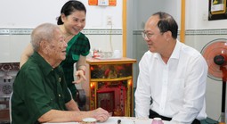 Lãnh đạo TP HCM thăm hỏi cựu chiến binh Điện Biên Phủ