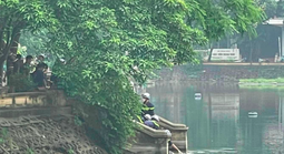 Phát hiện thi thể nữ sinh viên đeo balô có laptop và gạch đá dưới hồ