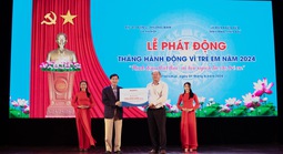 Ông Johnathan Hạnh Nguyễn mang tiền “vợ thưởng” đi bảo trợ trẻ em