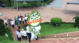 Đoàn công tác Hội Nhà báo Việt Nam tri ân các anh hùng liệt sĩ ở Thành cổ Quảng Trị