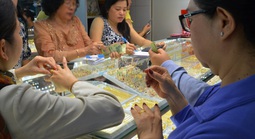 Giá vàng hôm nay, 18-10: Vàng thế giới lao dốc hàng trăm USD