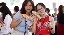 Một trường ĐH xác lập kỷ lục Guinness với bánh mì Việt Nam