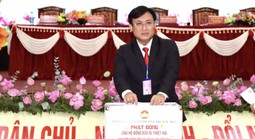 Ủy ban MTTQ Việt Nam phường Thủ Dầu Một quyên góp ủng hộ đồng bào vùng bão lũ